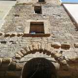 Affascinante � anche la prenormanna Torre di via Balestrieri, che sorse nell�VIII secolo per �sorvegliare� il mare, distante circa un chilometro. Il paramento murario � lavorato a bugnato e la porta presenta uno splendido arco romanico sormontato da un altro arco che ne ricalca l�apertura (Foto di Giuseppe Maldera)